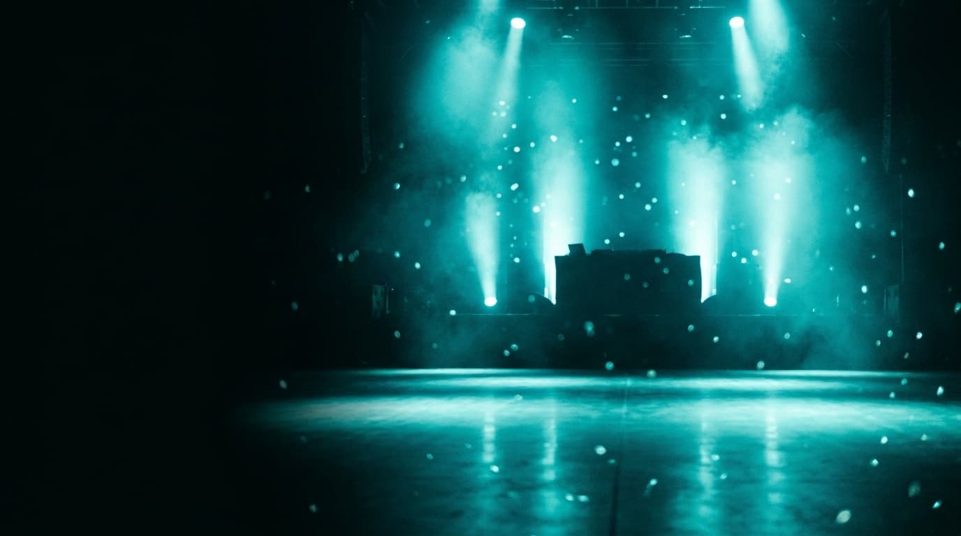 Podium met sfeerlicht en geluidsapparatuur van Rentbeat